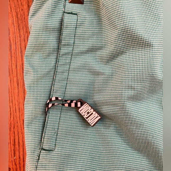 Volcom Snowboard Jacket - Picture 6 of 9